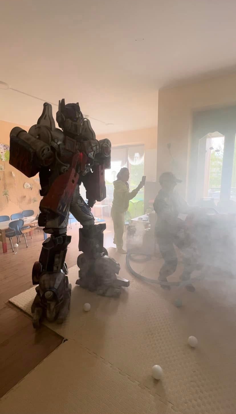 Pokaz z robotem podczas przyjęcia